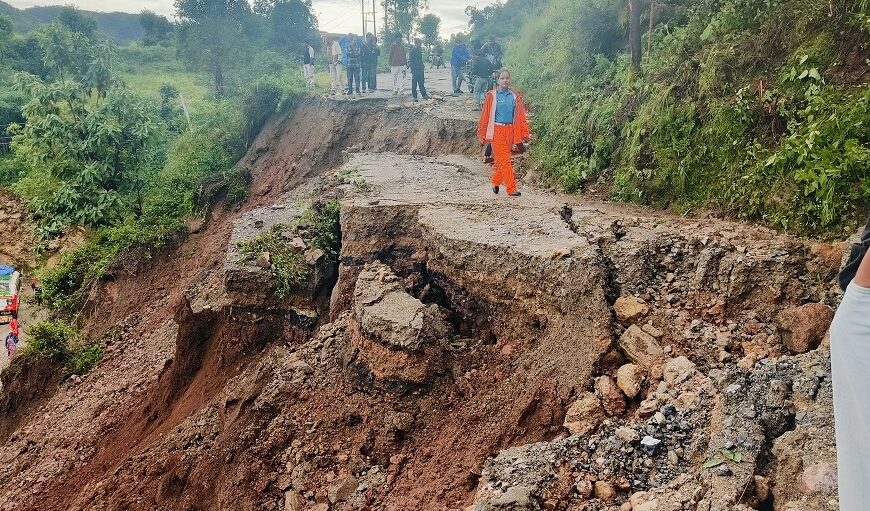 देशभर ६३ स्थानमा यातायात अवरुद्ध, काठमाडौँ उपत्यका प्रवेश गर्ने सबै&hellip;