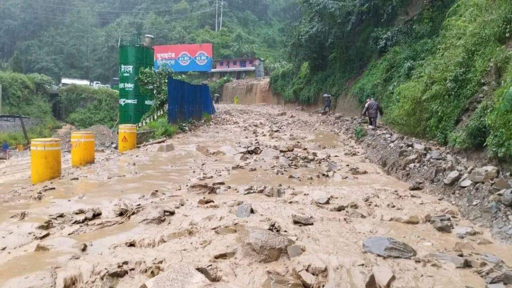 नौबिसे नागढुंगा राजमार्गको पहिरो आज हटाइने