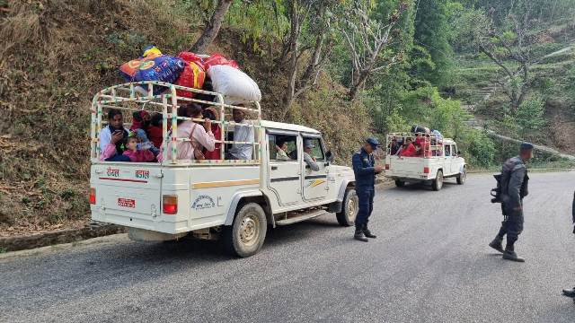 क्षमताभन्दा बढी यात्रु बोक्दै सवारीसाधन, अटो चालकसंग लाइसेन्स नै छैन