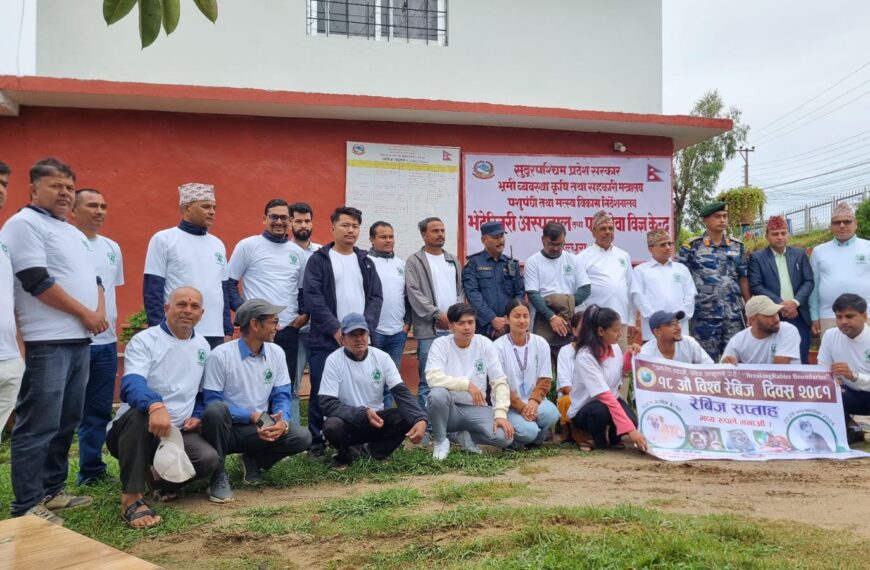 डडेल्धुरामा आठ जनाले रेविज विरुद्धको भ्याक्सिन लगाउदै
