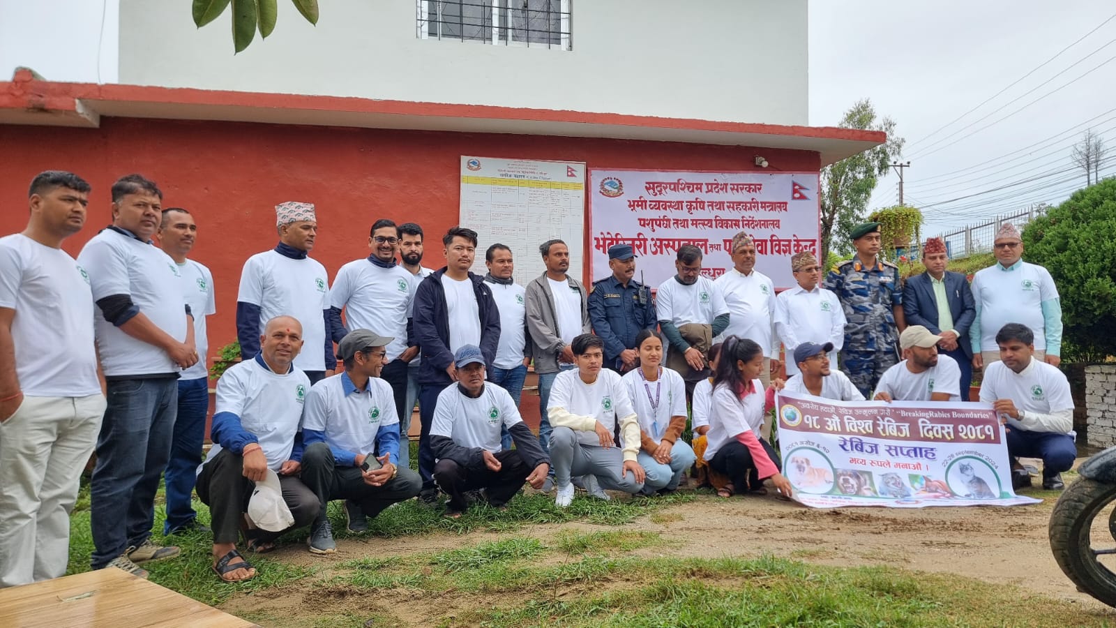 डडेल्धुरामा आठ जनाले रेविज विरुद्धको भ्याक्सिन लगाउदै