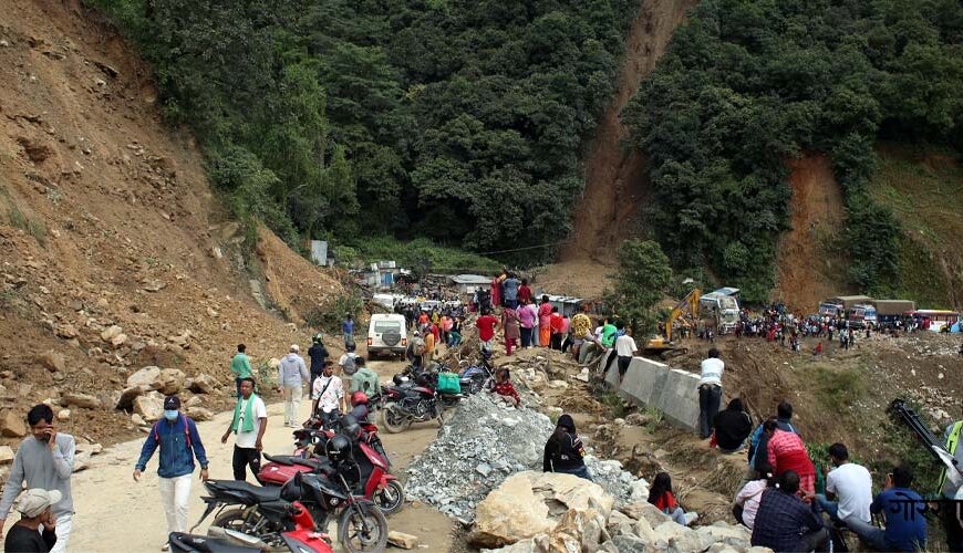 तीव्र रुपमा सडक खुलाउने कार्य