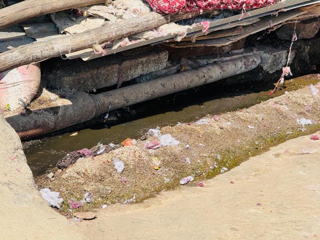 शौचालयको ढल सिधै नालीमा, जिल्ला सदरमुकाम डडेल्धुरा दुर्गन्धित