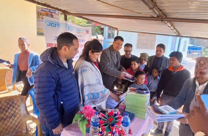 बेसाहारा बालबालिकालाई डडेल्धुरा जेसीजको सहयोग