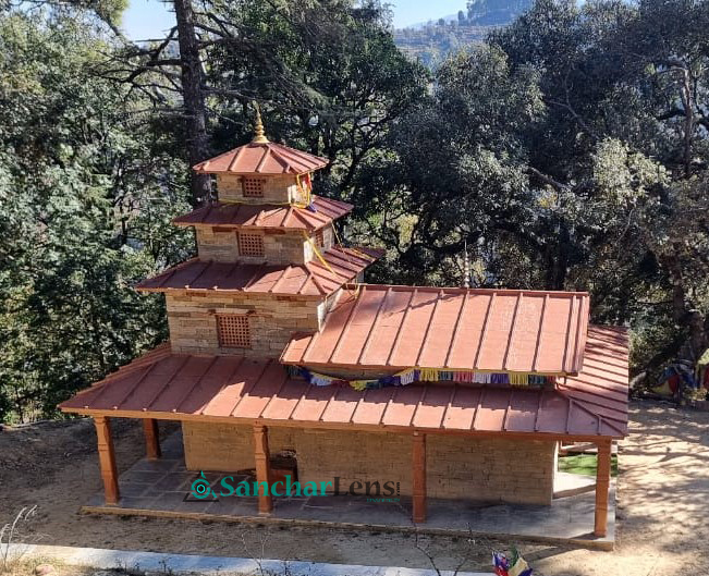 प्राचिन शैलीमा पुनर्निर्माण गरिदै मन्दिर