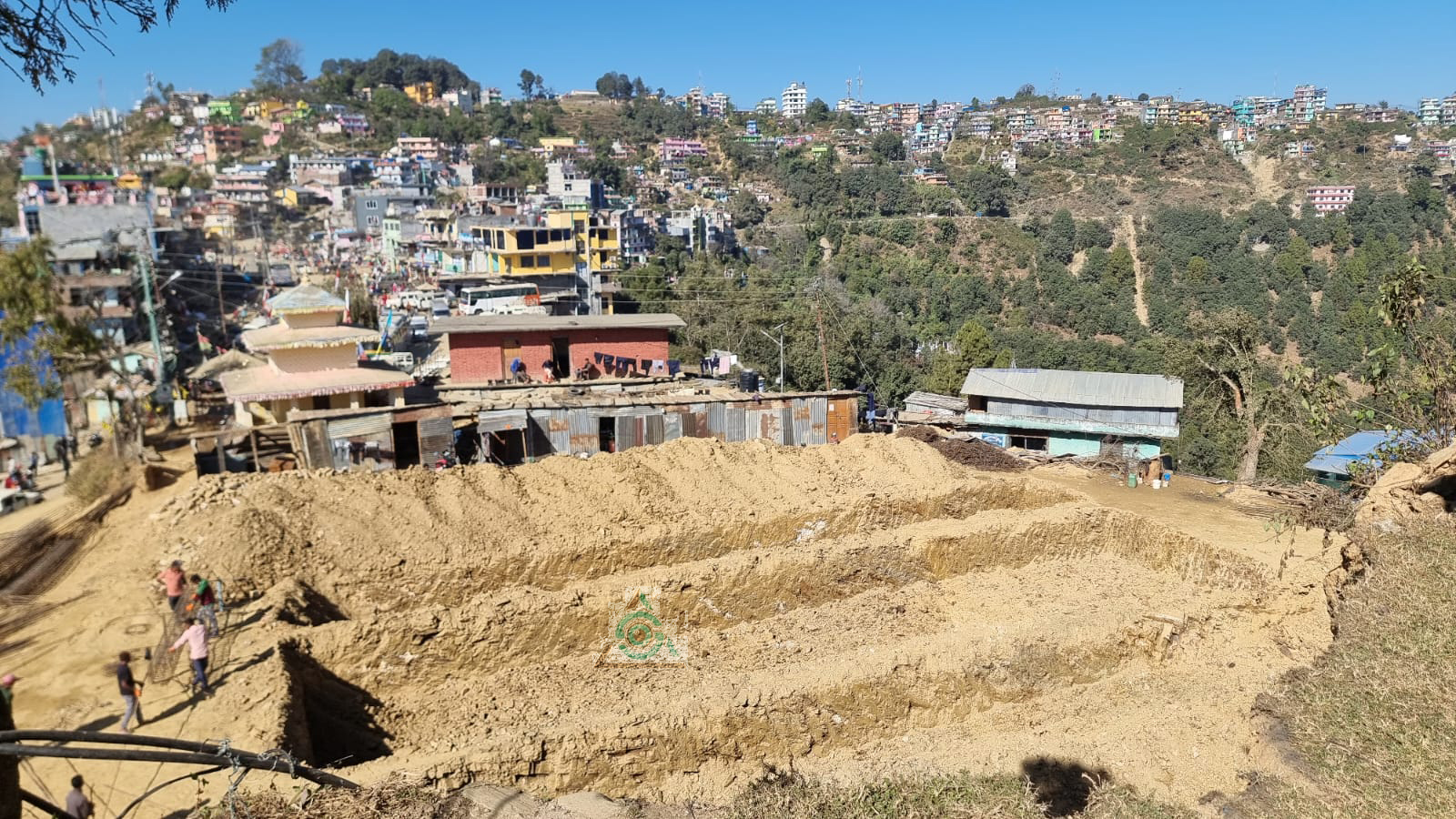 डडेल्धुरा मुकाममा निर्माण हुदै पहिलो व्यवसायीक भवन