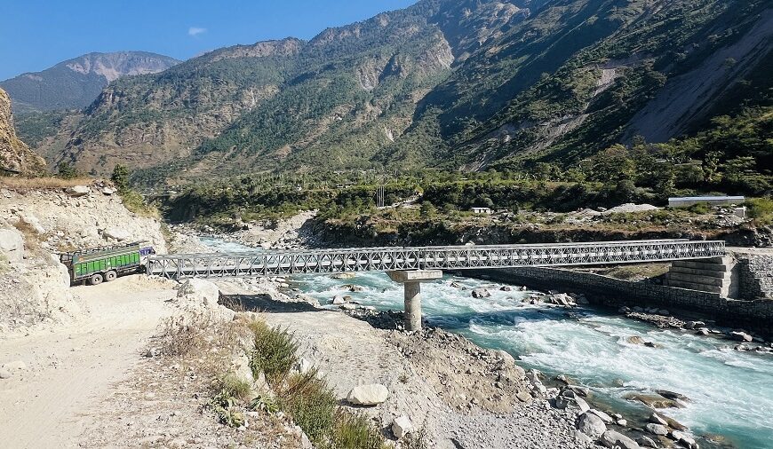 सडक बनेसंगै कर्णालीको स्याउ र जडीबुटीले पाउन थाल्यो बजार