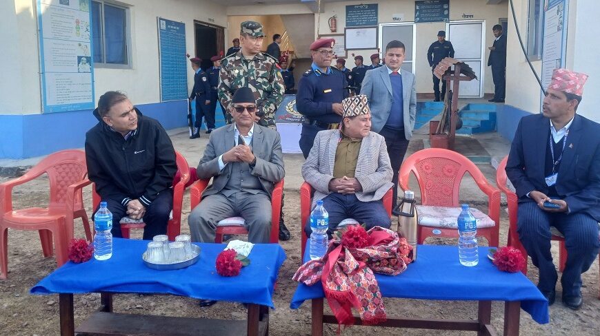 भूकम्प प्रभावित क्षेत्रमा गृहमन्त्री लेखक