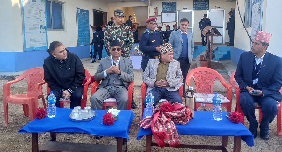भूकम्प प्रभावित क्षेत्रमा गृहमन्त्री लेखक