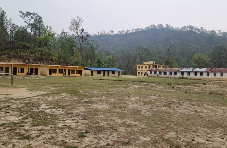 गोदावरीबाट डेढ घण्टा हिडेर आलितालमा पढाई
