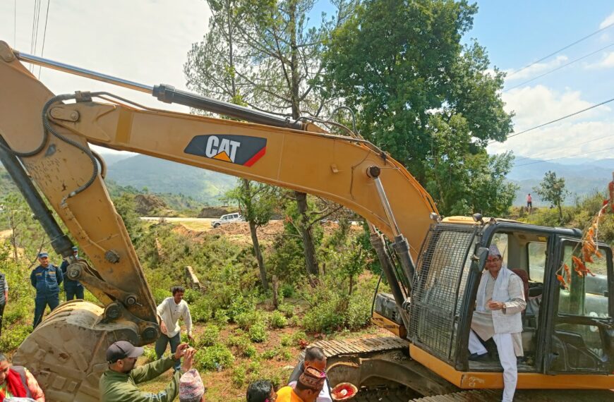 डडेल्धुराको डकलेमा बसपार्कको शिलान्यास