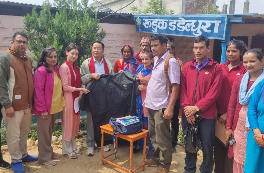 चुडी गाउँका विद्यार्थीलाई रुडुकले दियो शैक्षिक सामाग्री