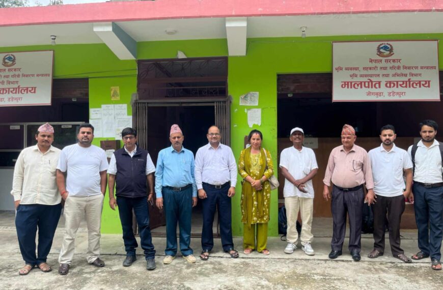 स्थानीयका घरमै पुगी लालपुर्जा वितरण