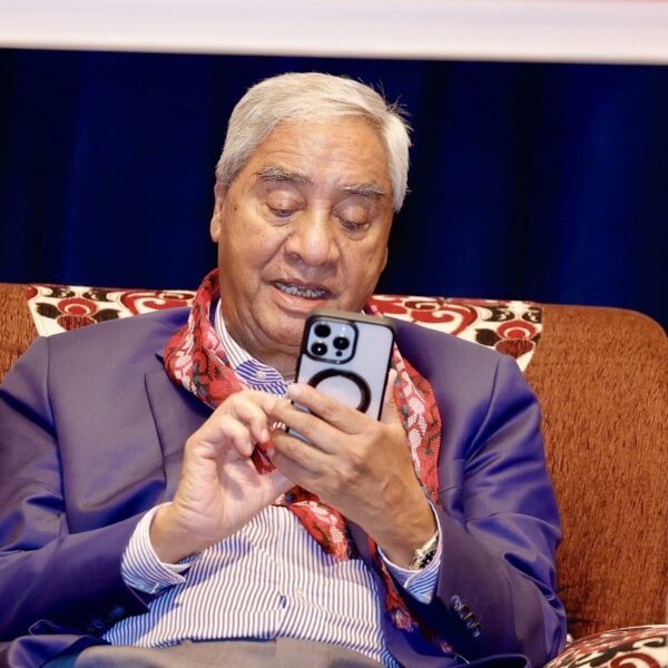 प्रधानमन्त्री ओलीलाई फोन गरि देउवाले भने सामाजिक सञ्जाल खोलेको निर्णय गर्नू