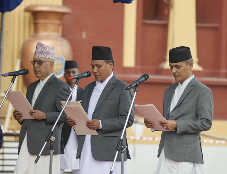 नवनियुक्त तीन मन्त्रीहरूले लिए शपथ