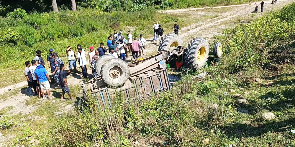 कैलालीम मलामी बोकेको ट्याक्टर दुर्घटना हुँदा तीनको मृत्यु, ९ घाइते