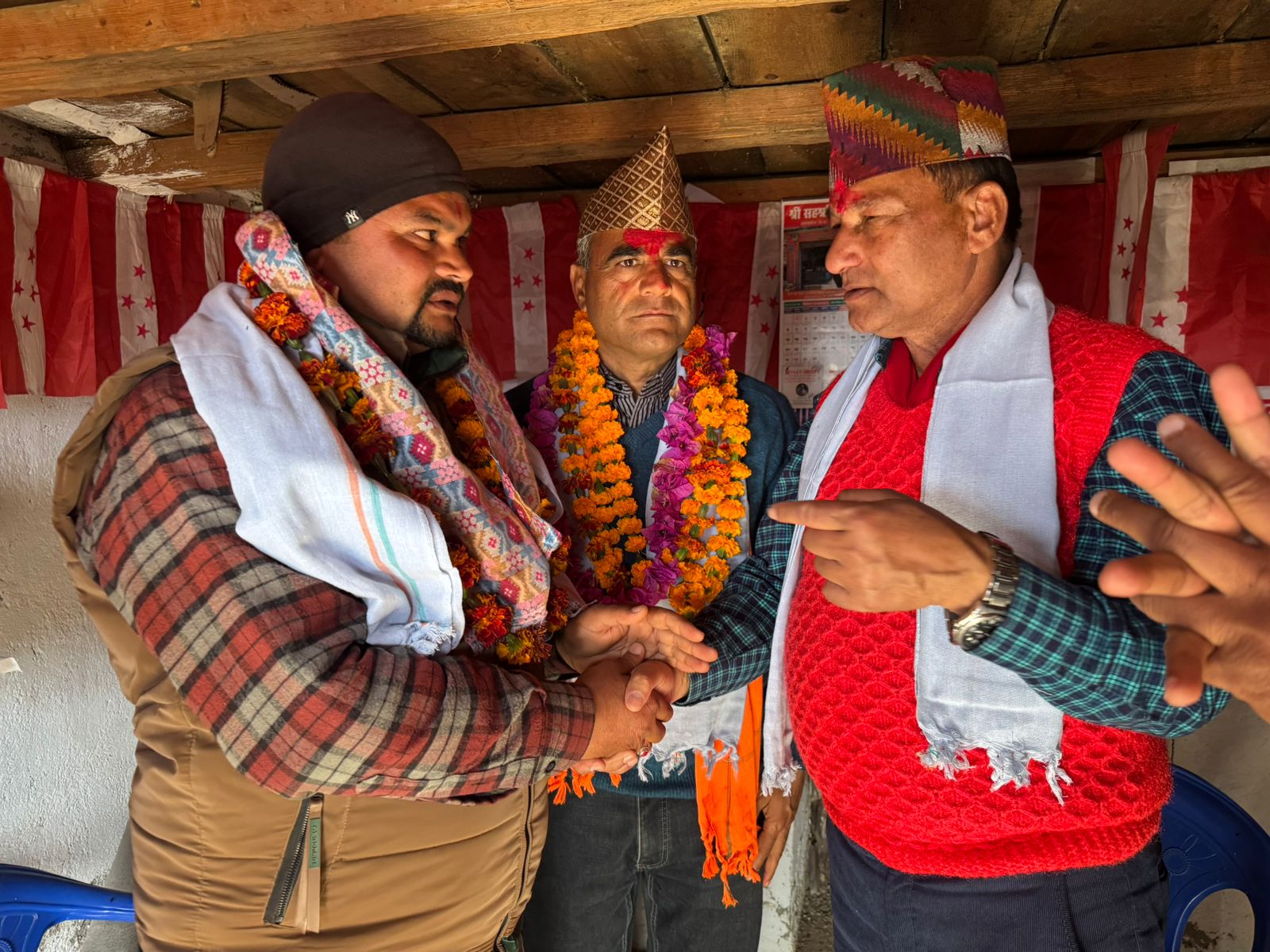 एमाले डडेलधुरा जिल्ला सदस्य ऐरसहित ३० जना कांग्रेसमा प्रवेश