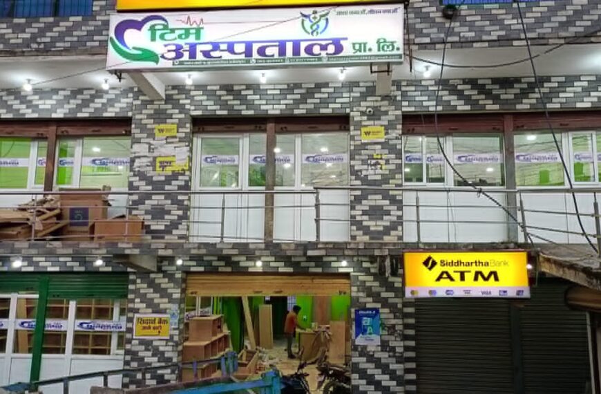 टिम अस्पताल डडेल्धुरामा विशेषज्ञ चिकित्सकद्धारा उपचार गरिदै