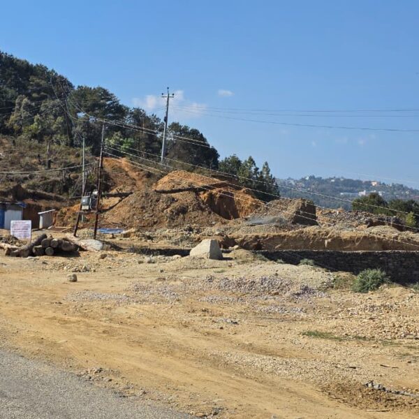 बिद्युत लाईन नसारिदा डडेल्धुरा बसपार्क निर्माण कार्य रोकियो