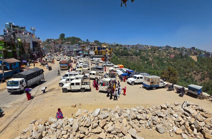 डडेल्धुरामा सडकको अव्यवस्थित पार्किङ हटाउन प्रशासनको कडाइ