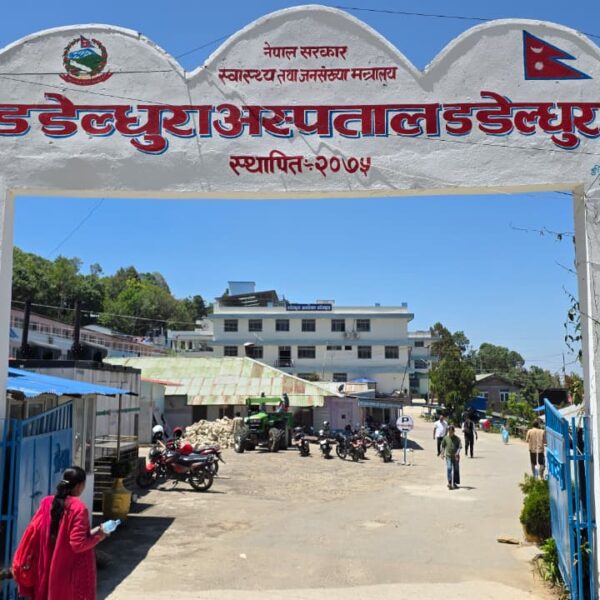 डडेल्धुरा अस्पतालको निर्णय विपरित हाजिर लगाउदै कर्मचारी