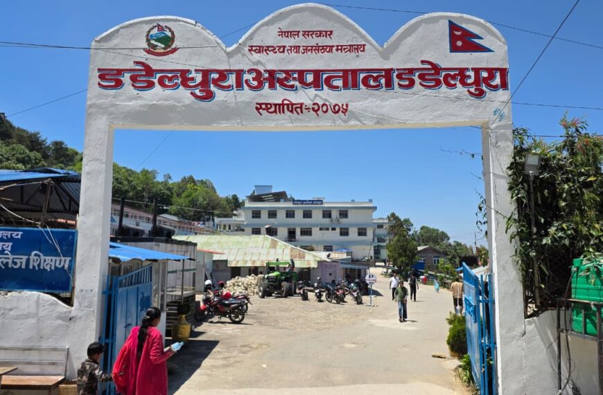 डडेल्धुरा अस्पतालको निर्णय विपरित हाजिर लगाउदै कर्मचारी