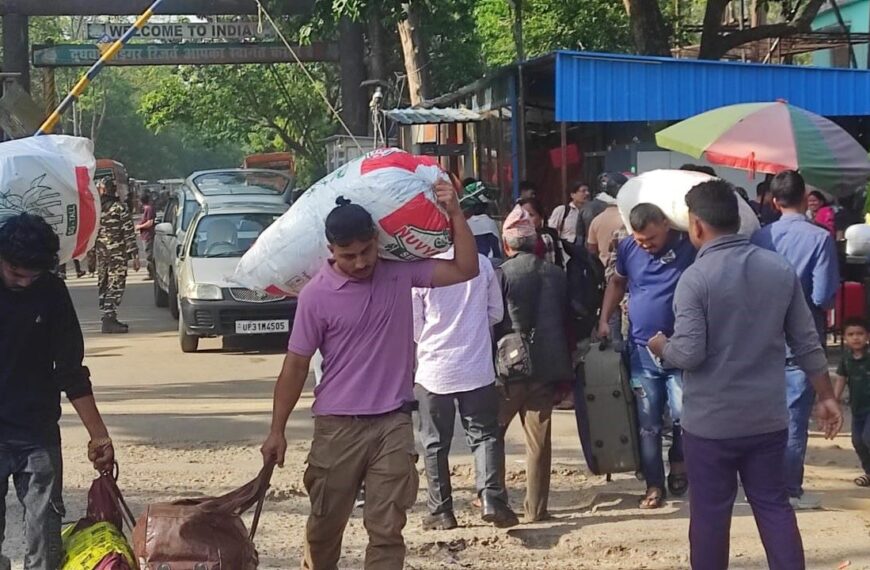 बिसु पर्व मनाउन भारतबाट फर्किदै स्थानीयहरु