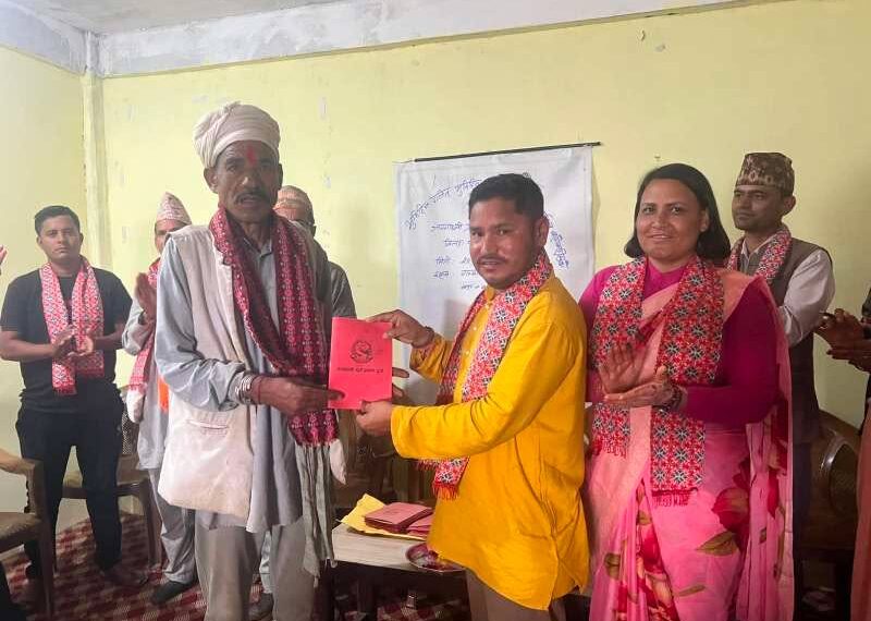 गन्यापधुराका ४५ घुरधुरीलाई लालपुर्जा वितरण, स्थानीय हर्षित