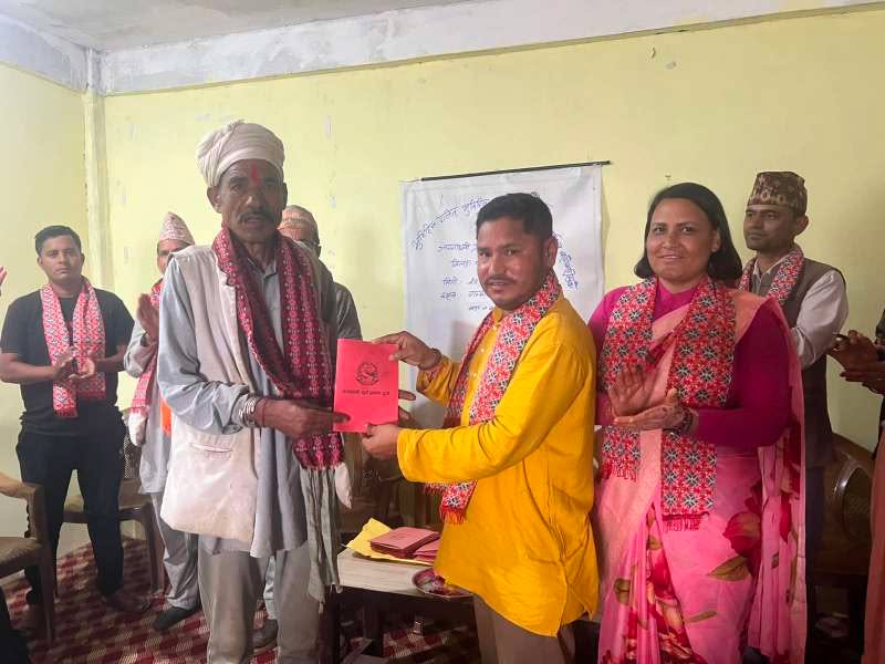 गन्यापधुराका ४५ घुरधुरीलाई लालपुर्जा वितरण, स्थानीय हर्षित