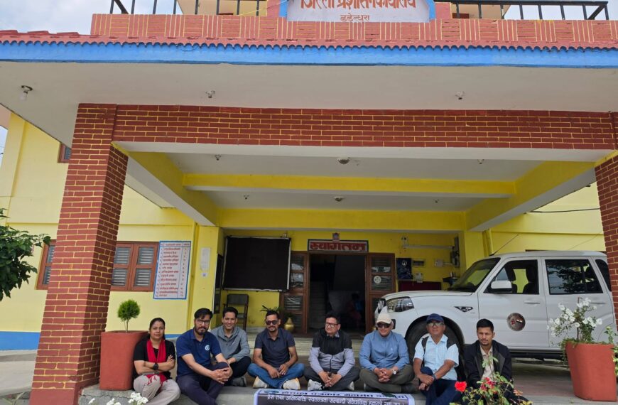 सरकारी विज्ञापन नीतिविरुद्ध पत्रकार सडकमा, प्रशासन कार्यालयमा दिए धर्ना