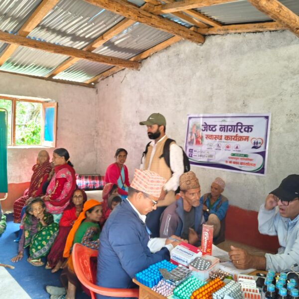 गाउँमै पुगेर ज्येष्ठ नागरिकलाई स्वास्थ्य सेवा
