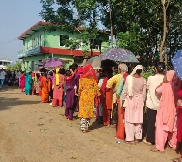 मल पाउन रातभर लाइनमा किसान
