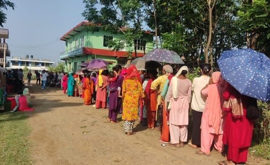 मल पाउन रातभर लाइनमा किसान