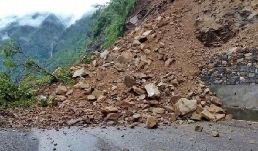 पहिरो खस्दा बैतडी र दार्चुलामा राजमार्ग अवरुद्ध