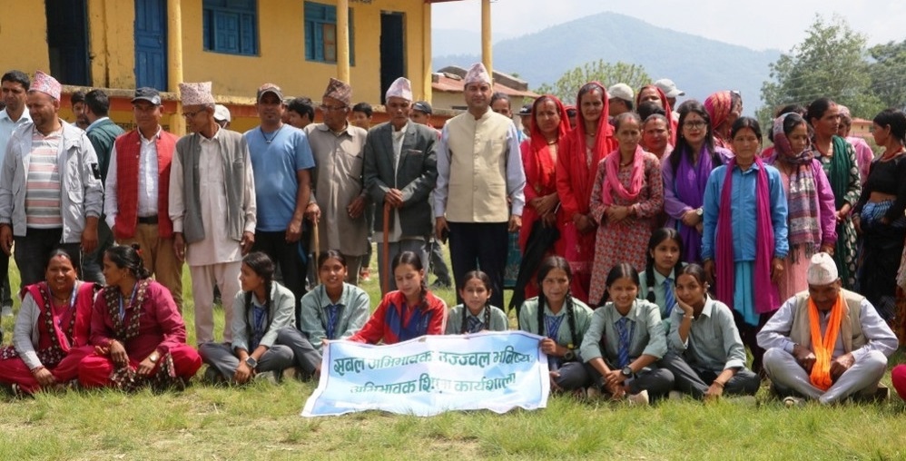 स्वस्थ मस्तिष्क, सबल विद्यार्थी अभियानः डडेल्धुरामा अभिभावकलाई पनि कक्षामा बसाइँदै