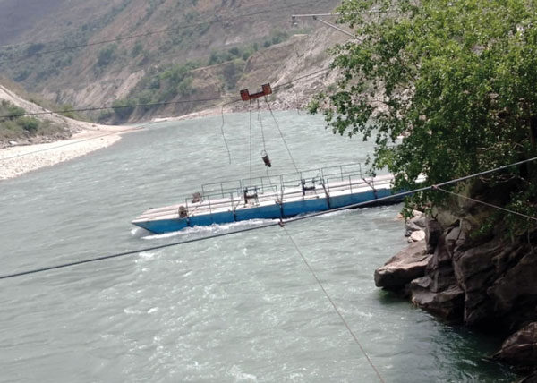 फेरीको पर्खाइमा बाजुराका स्याउ किसान