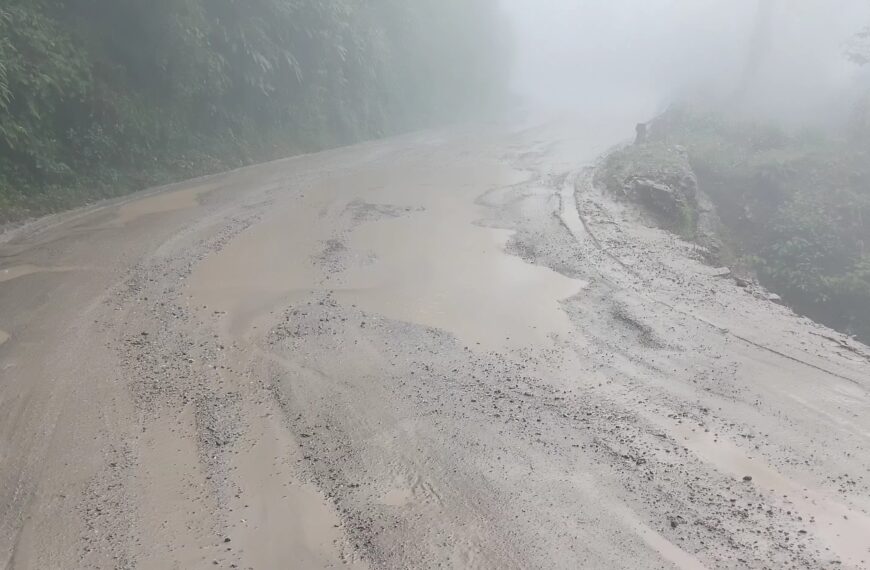 दुई महिनामै उप्कियो सुदूरपश्चिमको मुख्य राजमार्गको कालोपत्रे, वर्षौदेखि उस्तै सास्ती