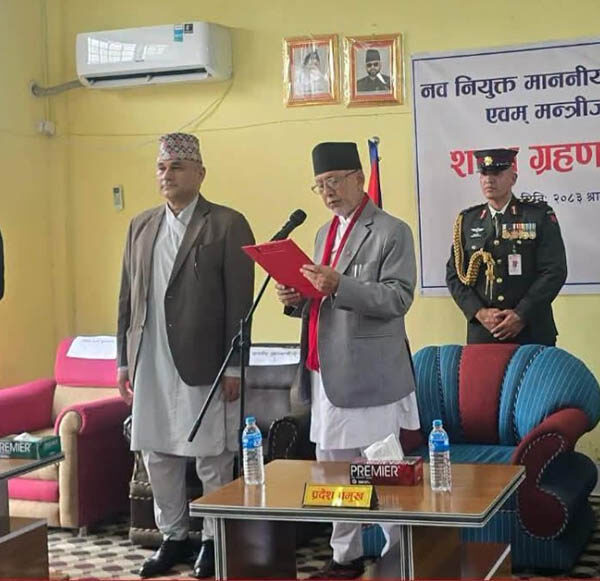 सुदूरपश्चिममा सत्ता समीकरण फेरियो, खगराज भट्ट मुख्यमन्त्री बनेः एमालेका ४ मन्त्रीले लिए शपथ