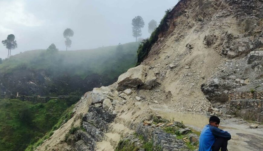पनेबाजमा पहिरो खसेपछि महाकाली राजमार्ग अवरुद्ध, यात्रु बाटोमै अलपत्र