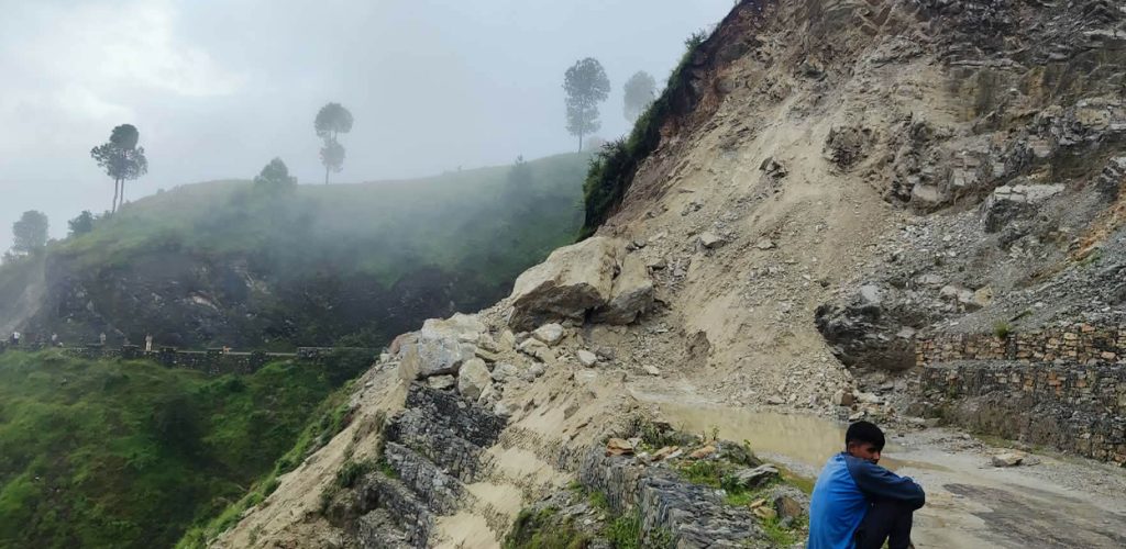 पनेबाजमा पहिरो खसेपछि महाकाली राजमार्ग अवरुद्ध, यात्रु बाटोमै अलपत्र