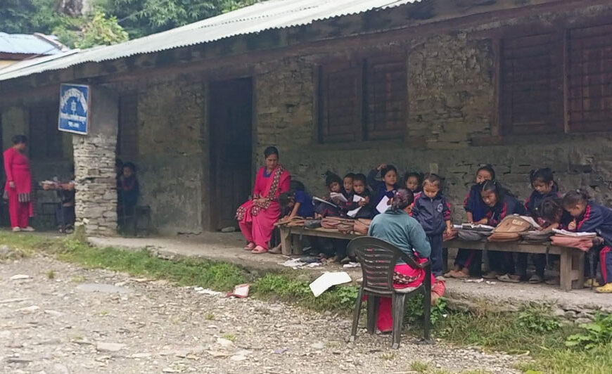 बाढीको त्रासमा बाजुराका विद्यार्थी, कक्षाकोठा छाडेर बाहिरै पढाइ