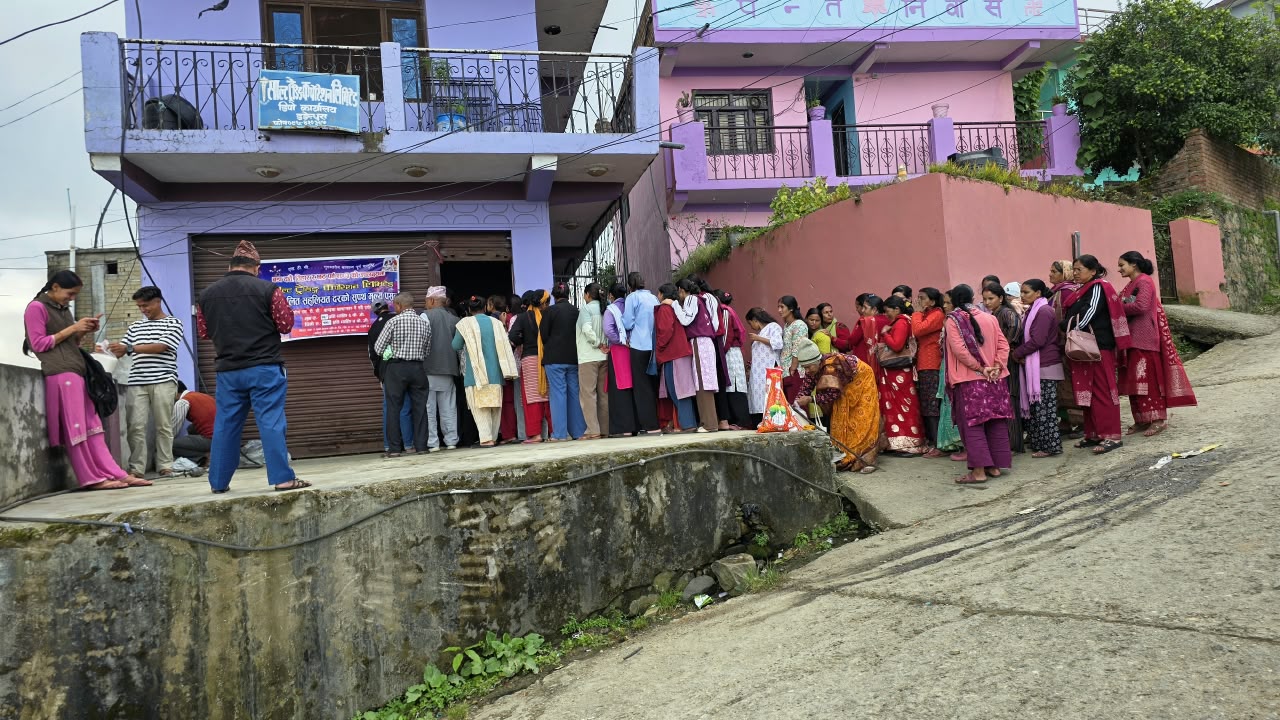 चिनी प्रतिकेजी ५० रुपैयाँ सस्तो पाएपछि साल्ट ट्रेडिङमा उपभोक्ताको भीड