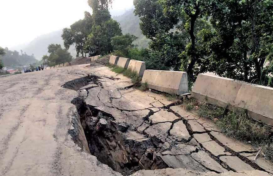 बाढी र पहिरोले सडक सञ्जाल अस्तव्यस्त, यी राजमार्गमा रोकियो यातायात
