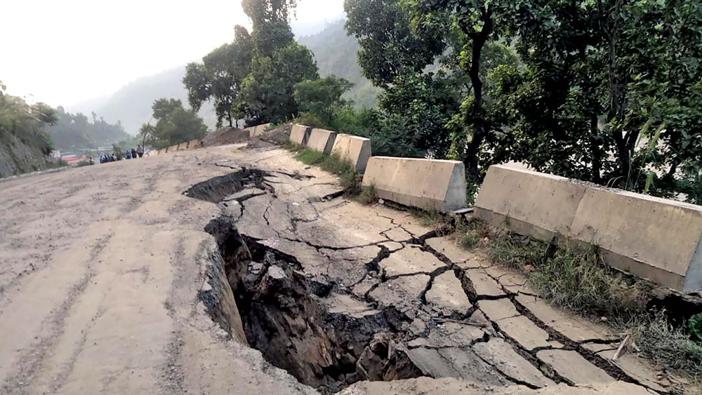 बाढी र पहिरोले सडक सञ्जाल अस्तव्यस्त, यी राजमार्गमा रोकियो यातायात